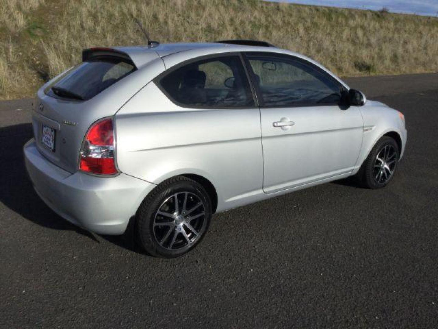 2008 Platinum Silver Metallic /Black Cloth Interior Hyundai Accent SE 3-Door (KMHCN36C88U) with an 1.6L L4 DOHC 16V engine, 5-Speed Manual transmission, located at 1801 Main Street, Lewiston, 83501, (208) 743-9371, 46.417065, -117.004799 - Photo#9