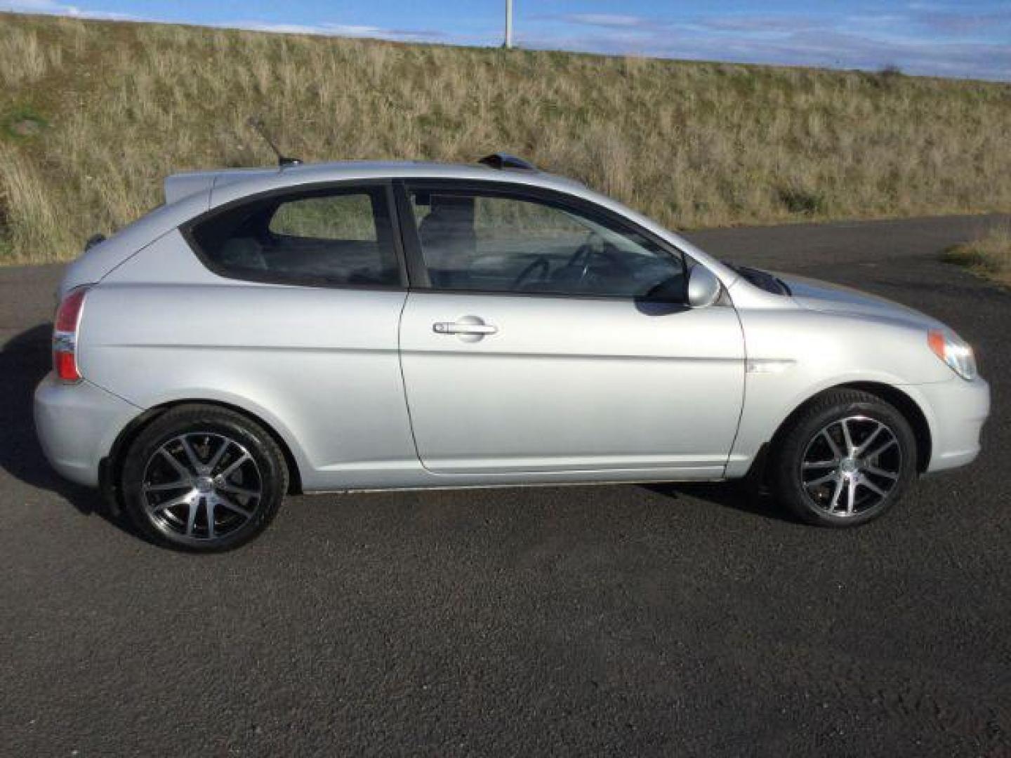 2008 Platinum Silver Metallic /Black Cloth Interior Hyundai Accent SE 3-Door (KMHCN36C88U) with an 1.6L L4 DOHC 16V engine, 5-Speed Manual transmission, located at 1801 Main Street, Lewiston, 83501, (208) 743-9371, 46.417065, -117.004799 - Photo#13