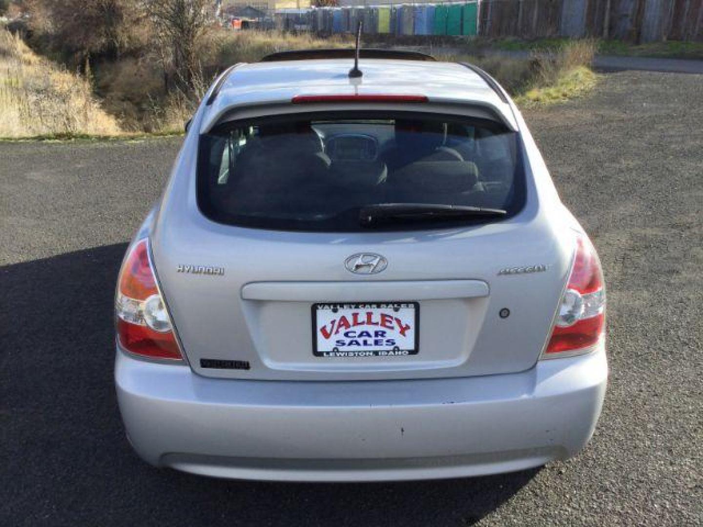 2008 Platinum Silver Metallic /Black Cloth Interior Hyundai Accent SE 3-Door (KMHCN36C88U) with an 1.6L L4 DOHC 16V engine, 5-Speed Manual transmission, located at 1801 Main Street, Lewiston, 83501, (208) 743-9371, 46.417065, -117.004799 - Photo#17