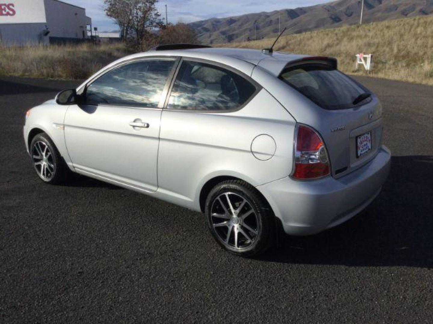 2008 Platinum Silver Metallic /Black Cloth Interior Hyundai Accent SE 3-Door (KMHCN36C88U) with an 1.6L L4 DOHC 16V engine, 5-Speed Manual transmission, located at 1801 Main Street, Lewiston, 83501, (208) 743-9371, 46.417065, -117.004799 - Photo#2