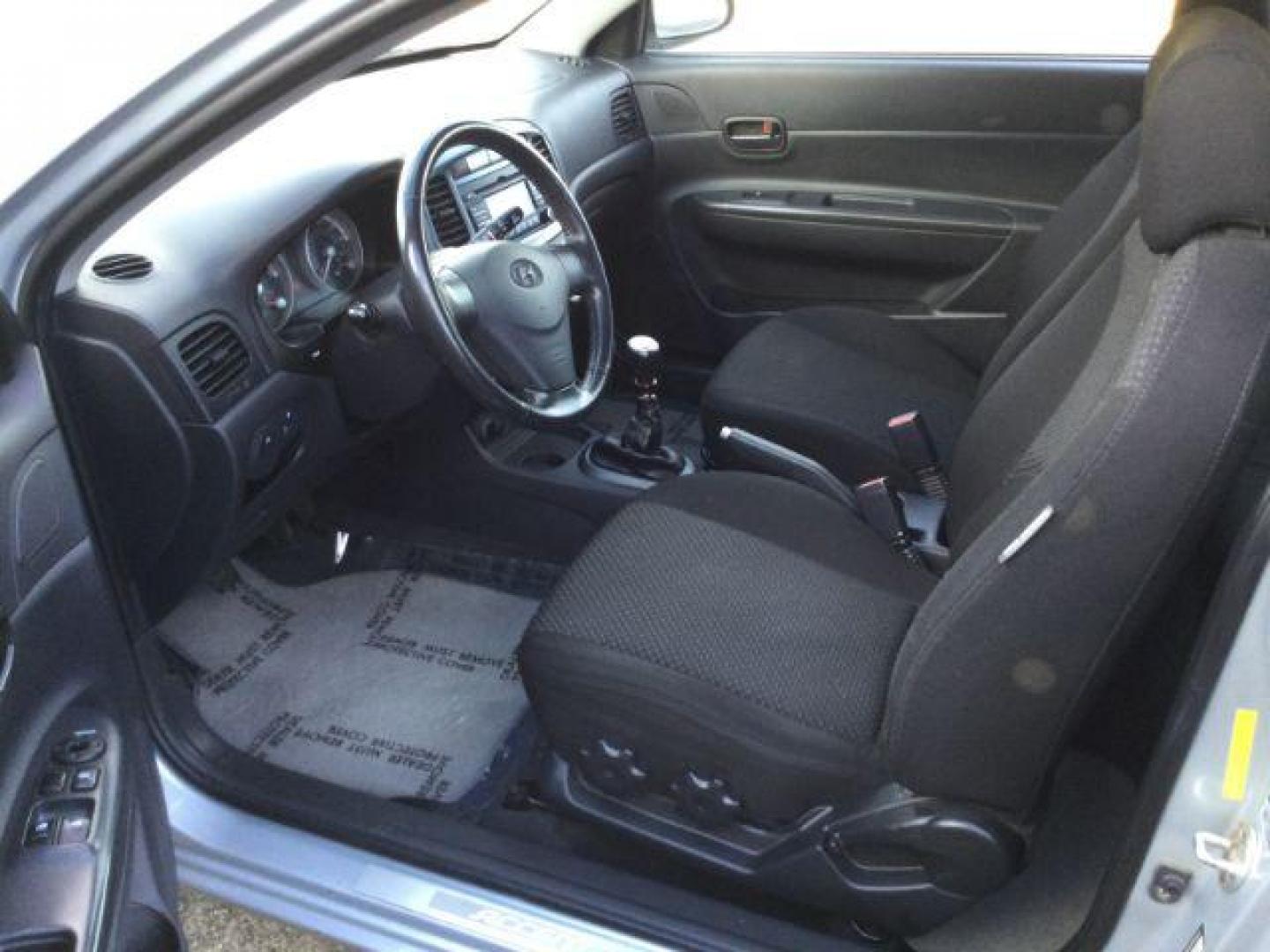 2008 Platinum Silver Metallic /Black Cloth Interior Hyundai Accent SE 3-Door (KMHCN36C88U) with an 1.6L L4 DOHC 16V engine, 5-Speed Manual transmission, located at 1801 Main Street, Lewiston, 83501, (208) 743-9371, 46.417065, -117.004799 - Photo#3