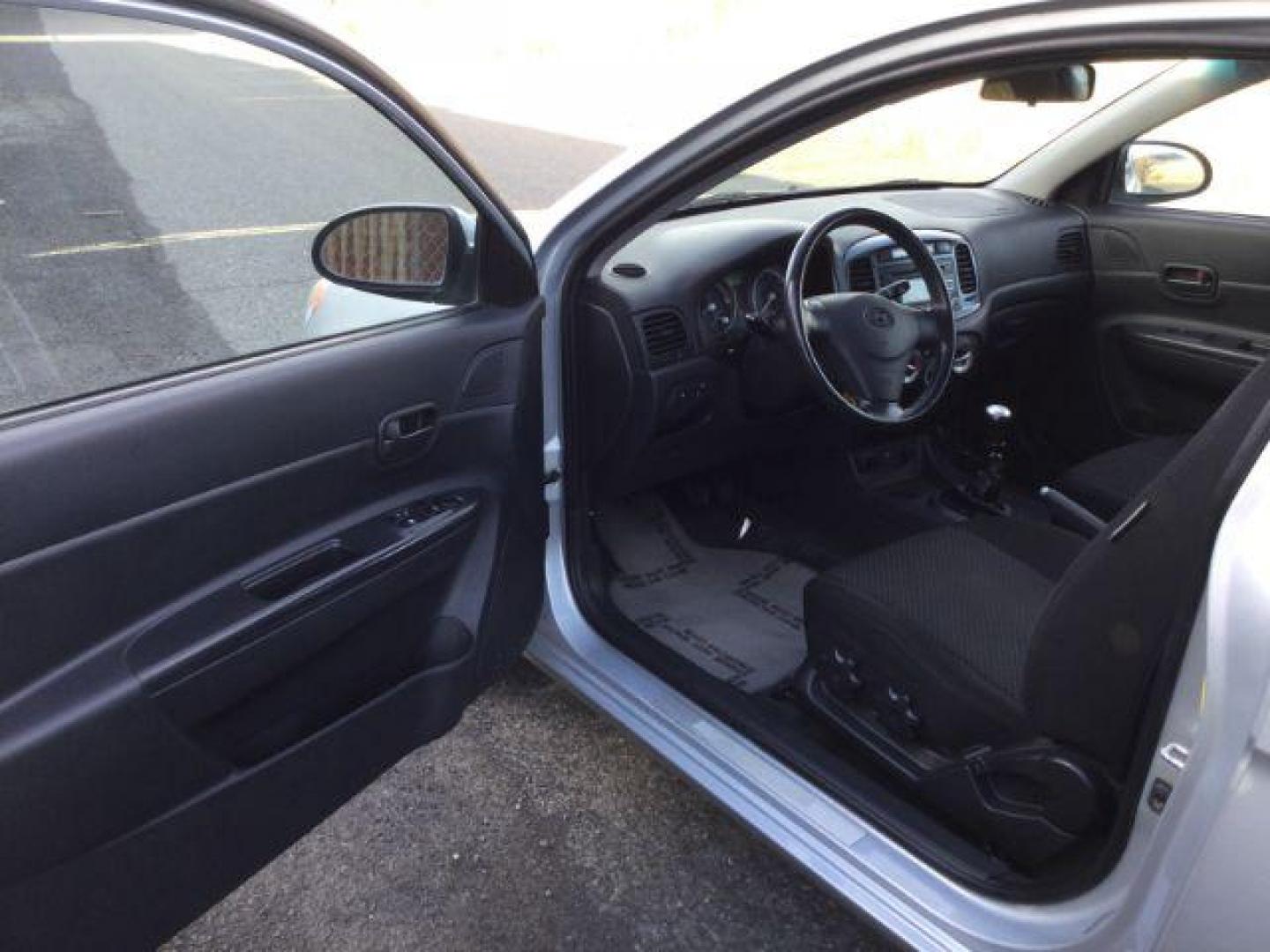 2008 Platinum Silver Metallic /Black Cloth Interior Hyundai Accent SE 3-Door (KMHCN36C88U) with an 1.6L L4 DOHC 16V engine, 5-Speed Manual transmission, located at 1801 Main Street, Lewiston, 83501, (208) 743-9371, 46.417065, -117.004799 - Photo#4