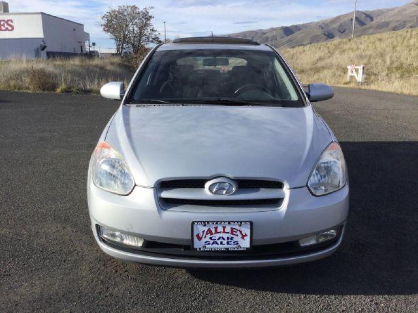 2008 Platinum Silver Metallic /Black Cloth Interior Hyundai Accent SE 3-Door (KMHCN36C88U) with an 1.6L L4 DOHC 16V engine, 5-Speed Manual transmission, located at 1801 Main Street, Lewiston, 83501, (208) 743-9371, 46.417065, -117.004799 - Photo#7