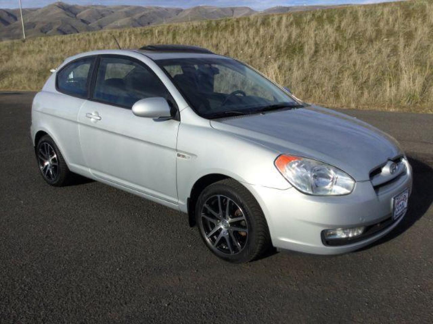 2008 Platinum Silver Metallic /Black Cloth Interior Hyundai Accent SE 3-Door (KMHCN36C88U) with an 1.6L L4 DOHC 16V engine, 5-Speed Manual transmission, located at 1801 Main Street, Lewiston, 83501, (208) 743-9371, 46.417065, -117.004799 - Photo#8