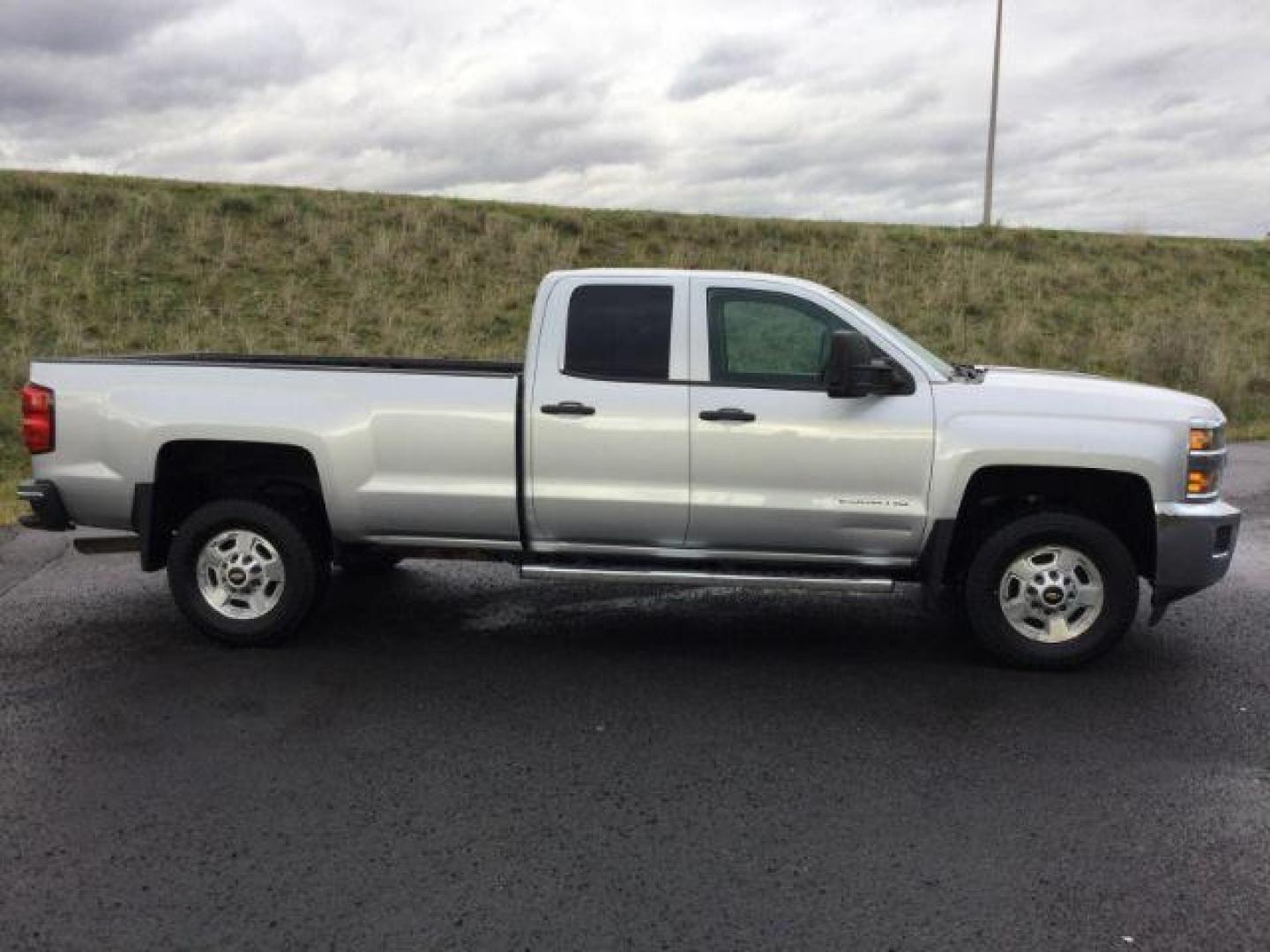 2015 Silver Ice Metallic Chevrolet Silverado 2500HD LT Double Cab Long Box 4WD (1GC2KVEG2FZ) with an 6.0L V8 OHV 16V FFV engine, 6-Speed Automatic transmission, located at 1801 Main Street, Lewiston, 83501, (208) 743-9371, 46.417065, -117.004799 - Photo#16