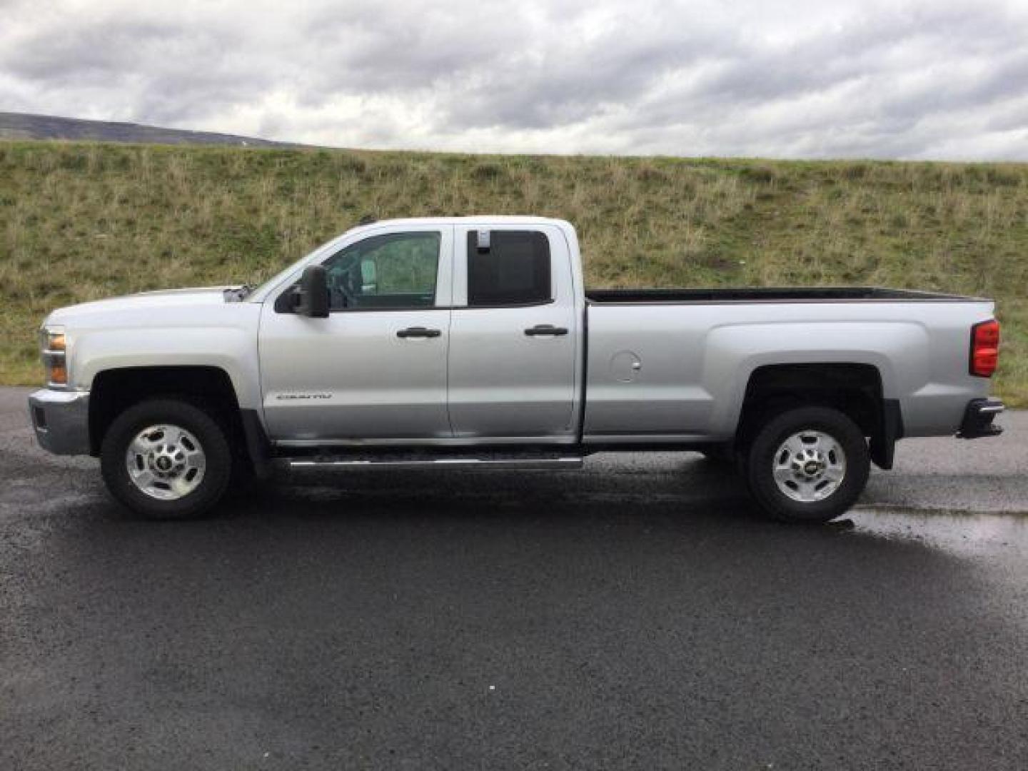 2015 Silver Ice Metallic Chevrolet Silverado 2500HD LT Double Cab Long Box 4WD (1GC2KVEG2FZ) with an 6.0L V8 OHV 16V FFV engine, 6-Speed Automatic transmission, located at 1801 Main Street, Lewiston, 83501, (208) 743-9371, 46.417065, -117.004799 - Photo#1