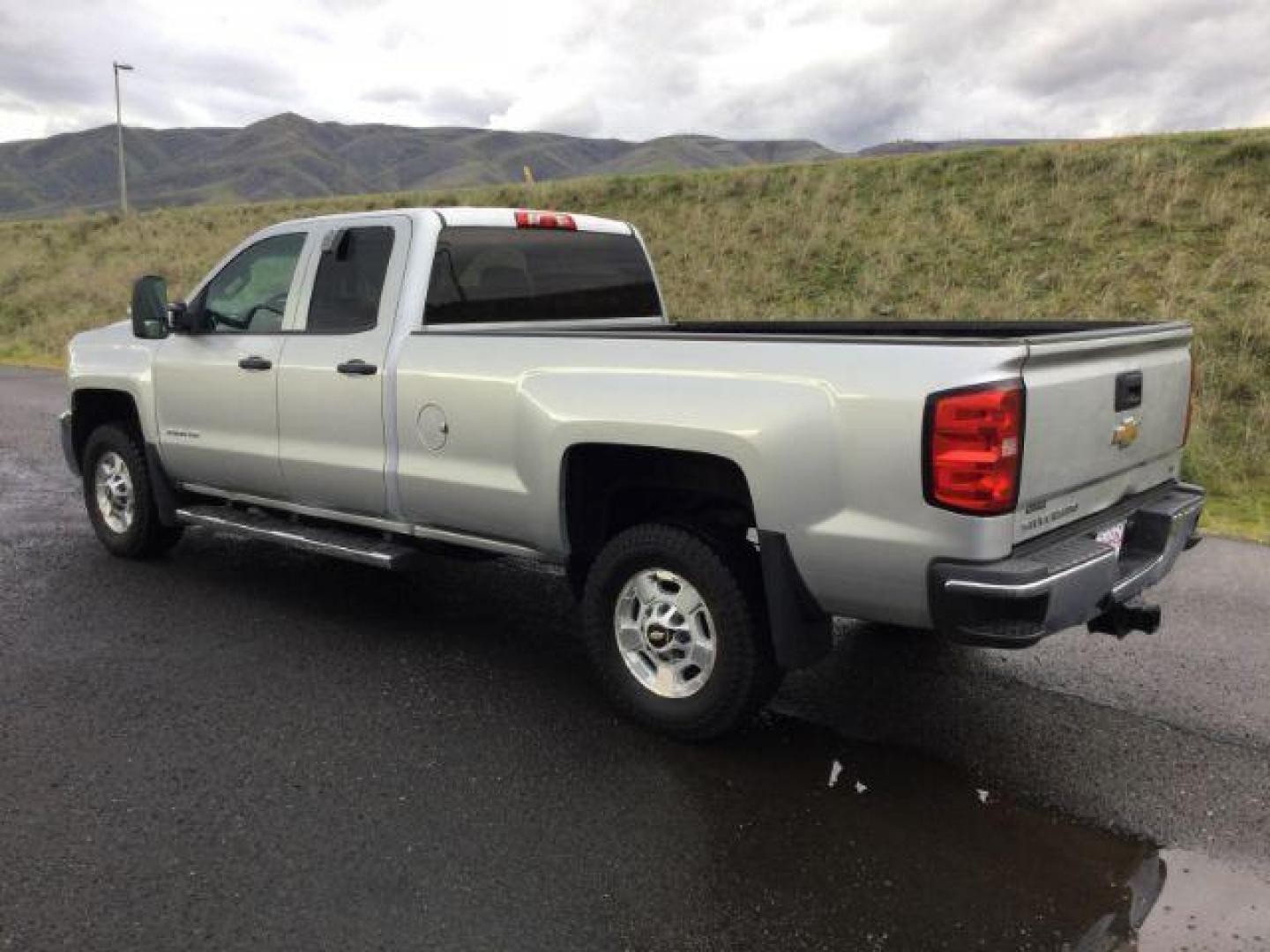 2015 Silver Ice Metallic Chevrolet Silverado 2500HD LT Double Cab Long Box 4WD (1GC2KVEG2FZ) with an 6.0L V8 OHV 16V FFV engine, 6-Speed Automatic transmission, located at 1801 Main Street, Lewiston, 83501, (208) 743-9371, 46.417065, -117.004799 - Photo#2