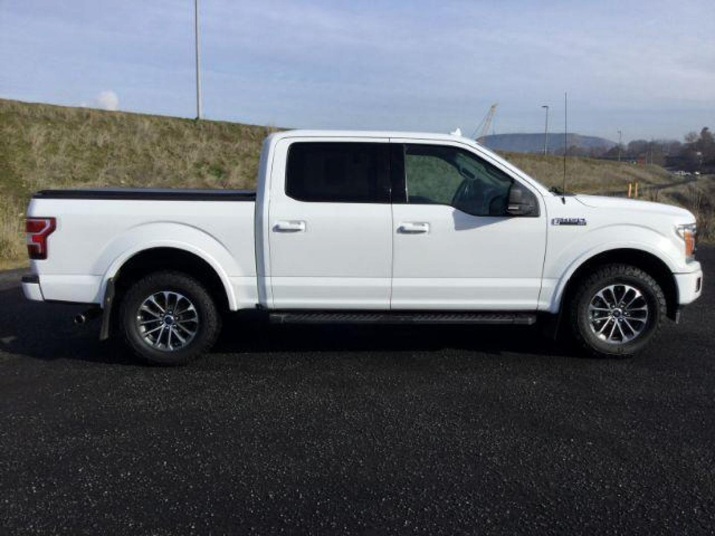 2018 Oxford White /Black, premium cloth Ford F-150 XLT SuperCrew 5.5-ft. Bed 4WD (1FTEW1EG2JF) with an 3.5L V6 TURBO engine, 10-speed automatic transmission, located at 1801 Main Street, Lewiston, 83501, (208) 743-9371, 46.417065, -117.004799 - Photo#12