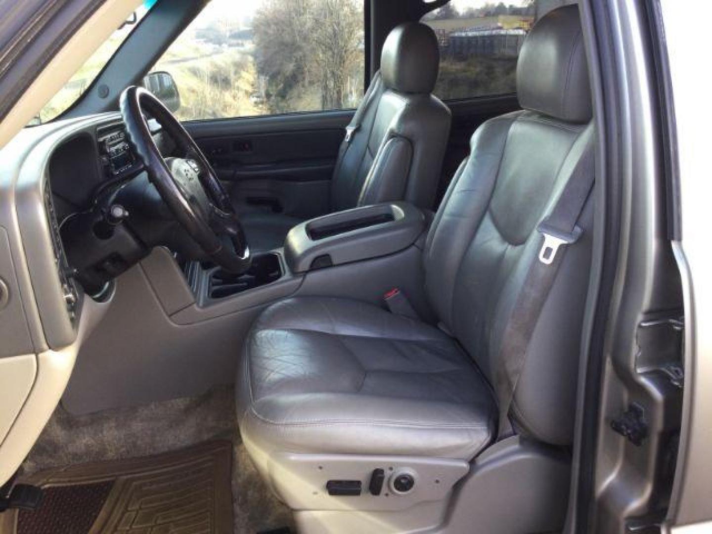 2003 Light Pewter Metallic /Tan/Neutral Leather Interior Chevrolet Tahoe 4WD (1GNEK13Z43R) with an 5.3L V8 OHV 16V FFV engine, 4-Speed Automatic transmission, located at 1801 Main Street, Lewiston, 83501, (208) 743-9371, 46.417065, -117.004799 - Photo#9