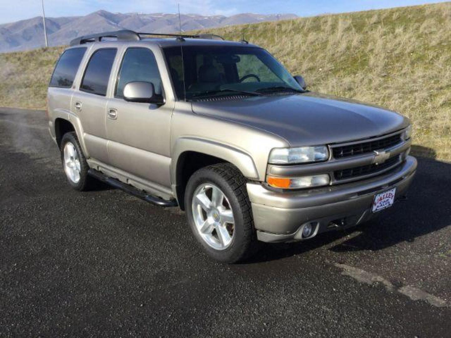 2003 Light Pewter Metallic /Tan/Neutral Leather Interior Chevrolet Tahoe 4WD (1GNEK13Z43R) with an 5.3L V8 OHV 16V FFV engine, 4-Speed Automatic transmission, located at 1801 Main Street, Lewiston, 83501, (208) 743-9371, 46.417065, -117.004799 - Photo#12