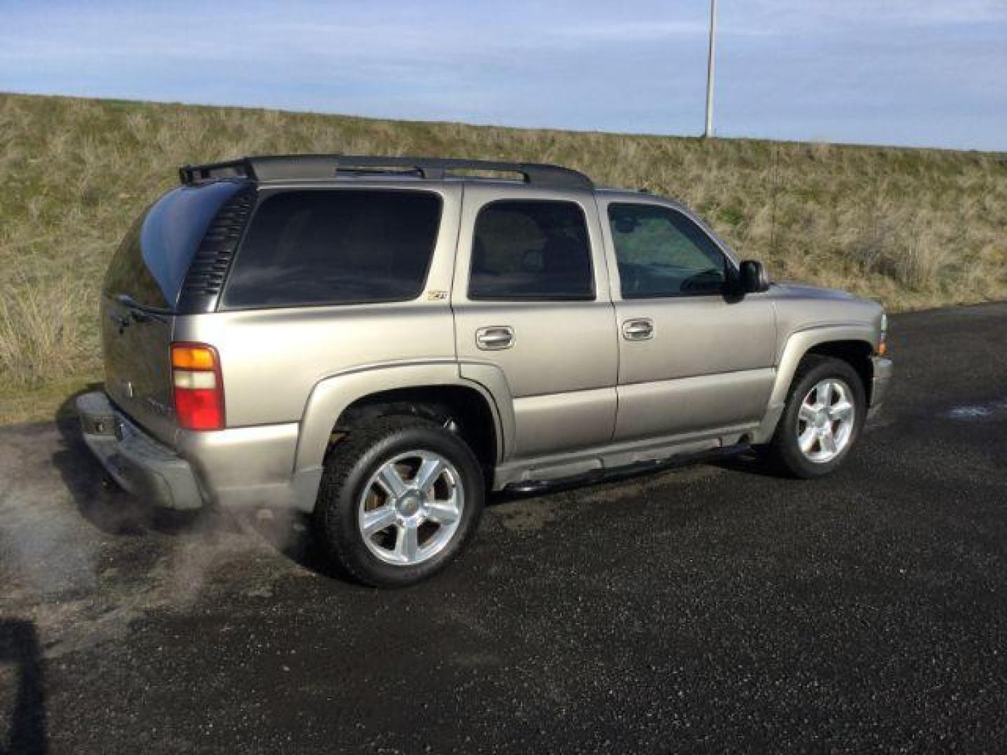 2003 Light Pewter Metallic /Tan/Neutral Leather Interior Chevrolet Tahoe 4WD (1GNEK13Z43R) with an 5.3L V8 OHV 16V FFV engine, 4-Speed Automatic transmission, located at 1801 Main Street, Lewiston, 83501, (208) 743-9371, 46.417065, -117.004799 - Photo#13