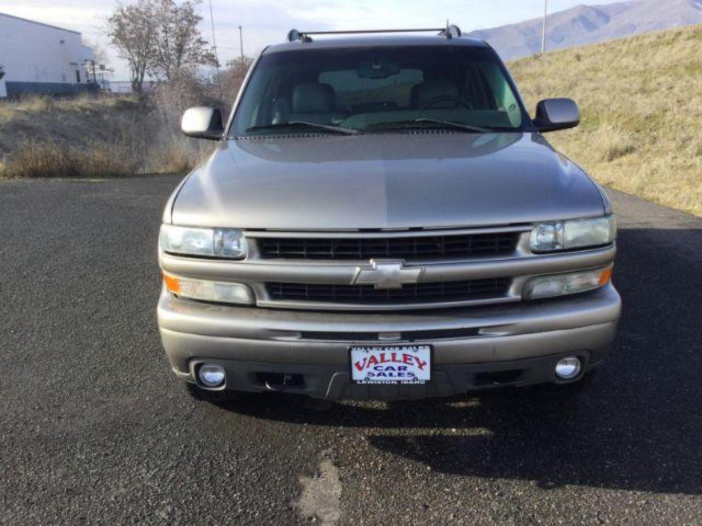 2003 Light Pewter Metallic /Tan/Neutral Leather Interior Chevrolet Tahoe 4WD (1GNEK13Z43R) with an 5.3L V8 OHV 16V FFV engine, 4-Speed Automatic transmission, located at 1801 Main Street, Lewiston, 83501, (208) 743-9371, 46.417065, -117.004799 - Photo#14