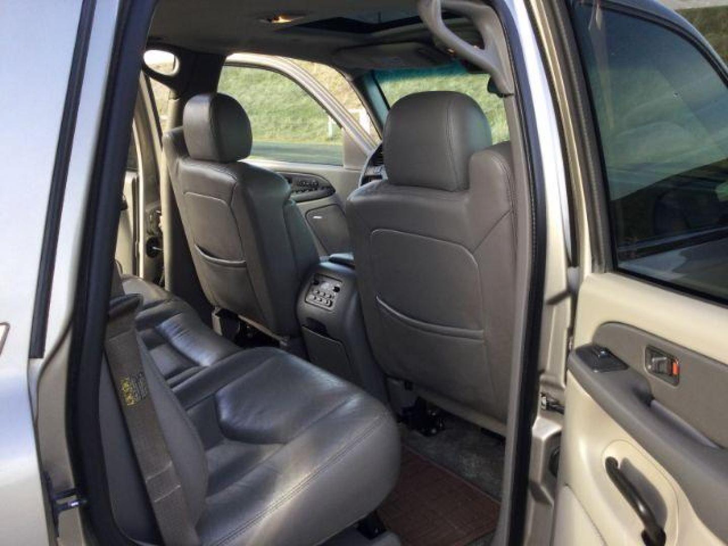 2003 Light Pewter Metallic /Tan/Neutral Leather Interior Chevrolet Tahoe 4WD (1GNEK13Z43R) with an 5.3L V8 OHV 16V FFV engine, 4-Speed Automatic transmission, located at 1801 Main Street, Lewiston, 83501, (208) 743-9371, 46.417065, -117.004799 - Photo#17