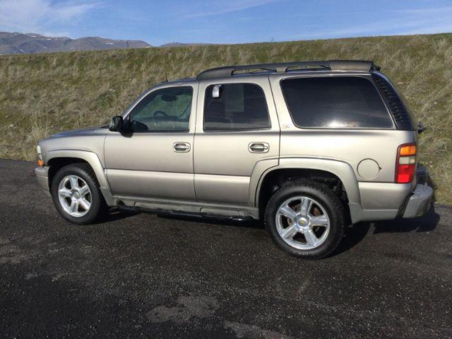 2003 Light Pewter Metallic /Tan/Neutral Leather Interior Chevrolet Tahoe 4WD (1GNEK13Z43R) with an 5.3L V8 OHV 16V FFV engine, 4-Speed Automatic transmission, located at 1801 Main Street, Lewiston, 83501, (208) 743-9371, 46.417065, -117.004799 - Photo#1