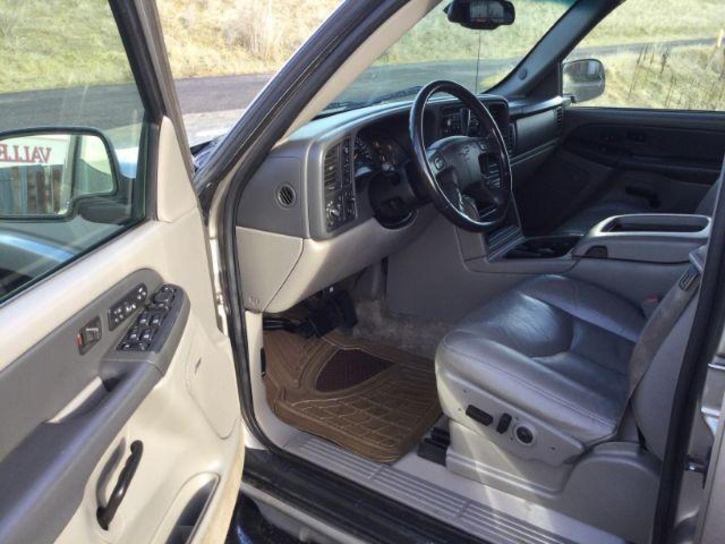 2003 Light Pewter Metallic /Tan/Neutral Leather Interior Chevrolet Tahoe 4WD (1GNEK13Z43R) with an 5.3L V8 OHV 16V FFV engine, 4-Speed Automatic transmission, located at 1801 Main Street, Lewiston, 83501, (208) 743-9371, 46.417065, -117.004799 - Photo#3