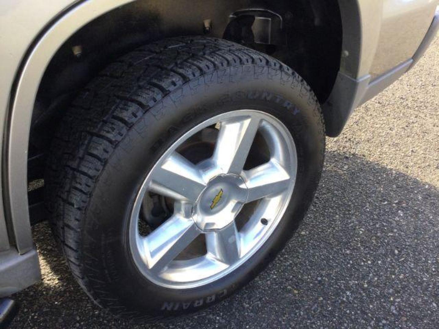 2003 Light Pewter Metallic /Tan/Neutral Leather Interior Chevrolet Tahoe 4WD (1GNEK13Z43R) with an 5.3L V8 OHV 16V FFV engine, 4-Speed Automatic transmission, located at 1801 Main Street, Lewiston, 83501, (208) 743-9371, 46.417065, -117.004799 - Photo#7