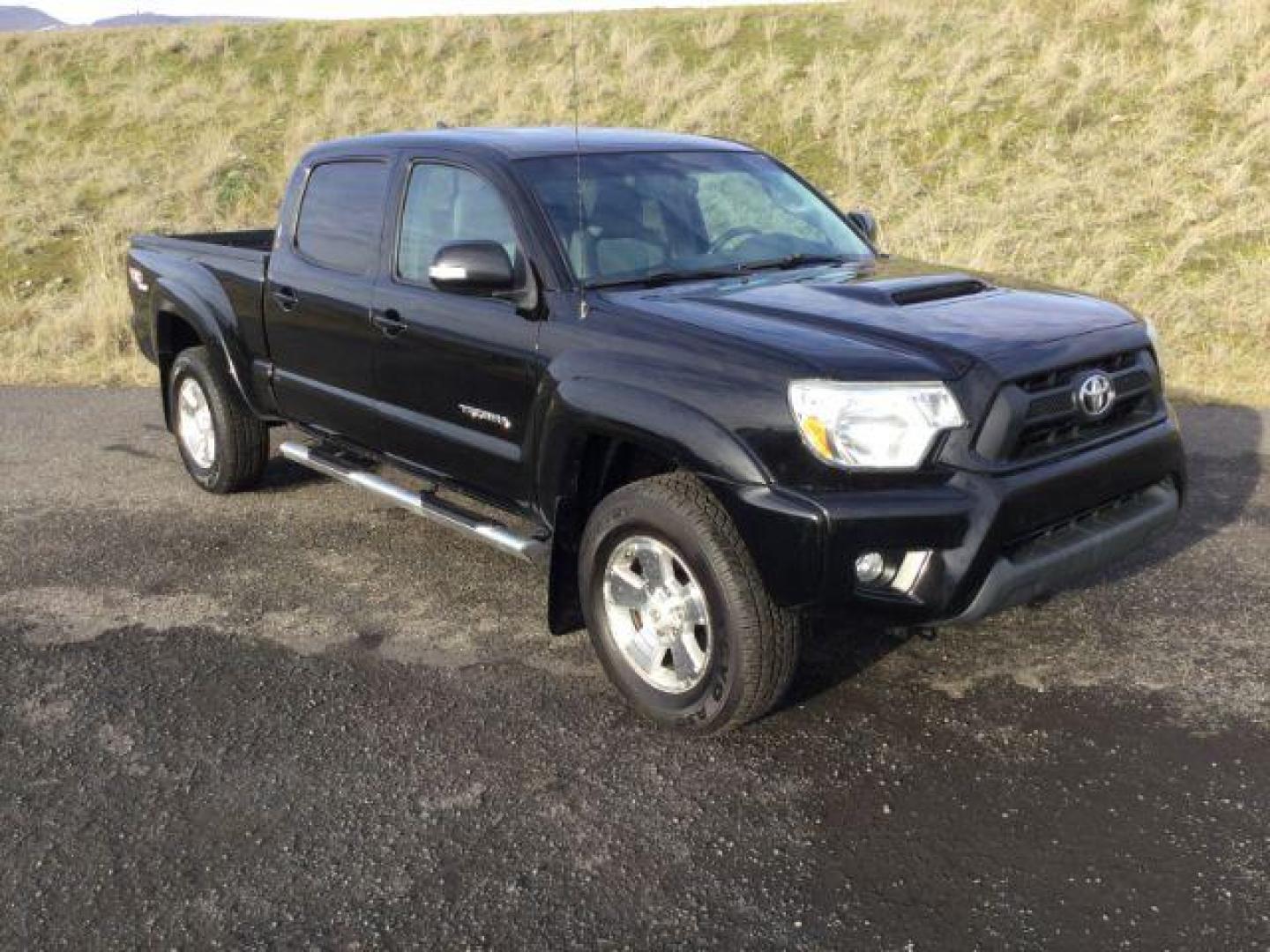 2012 Black /Graphite Cloth Interior Toyota Tacoma Double Cab Long Bed V6 Auto 4WD (3TMMU4FN1CM) with an 4.0L V6 DOHC 24V engine, 5-Speed Automatic transmission, located at 1801 Main Street, Lewiston, 83501, (208) 743-9371, 46.417065, -117.004799 - Photo#15