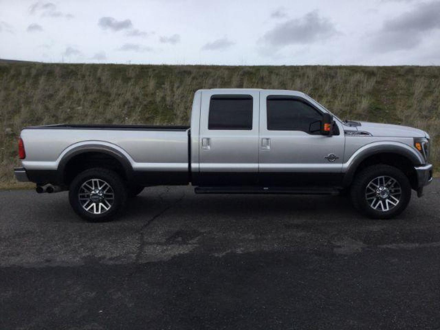 2016 SILVER/GRAY /BLACK LEATHER Ford F-350 SD Lariat Crew Cab Long Bed 4WD (1FT8W3BT3GE) with an 6.7L V8 OHV 16V DIESEL engine, 6-Speed Automatic transmission, located at 1801 Main Street, Lewiston, 83501, (208) 743-9371, 46.417065, -117.004799 - Photo#14