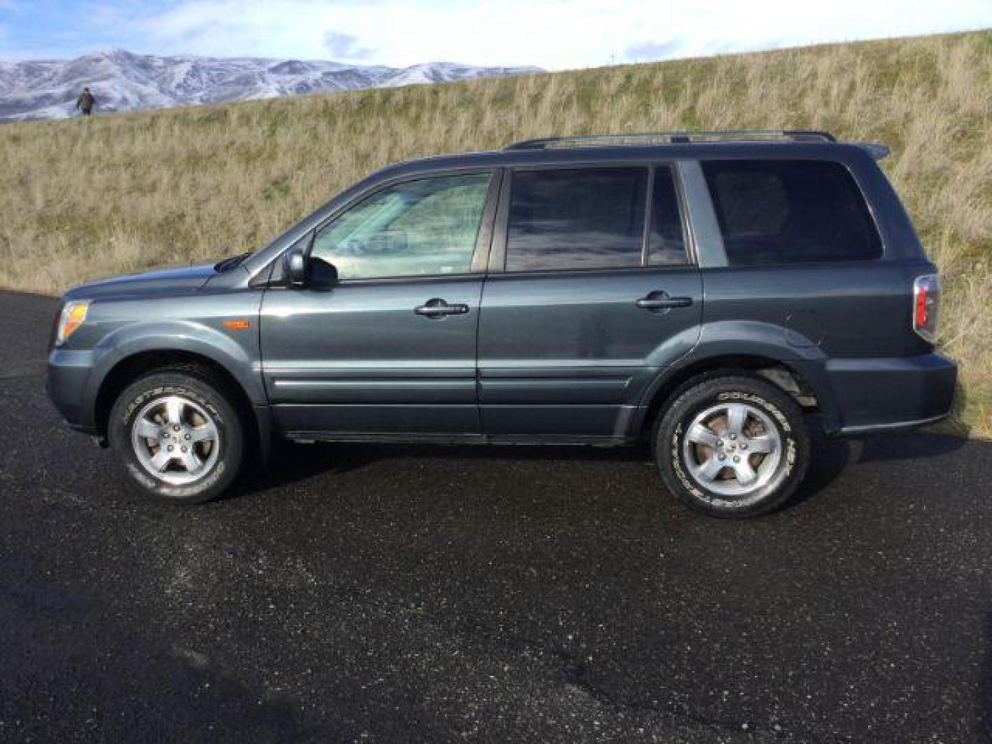 2006 Steel Blue Metallic /Gray Cloth Interior Honda Pilot EX 4WD (2HKYF18426H) with an 3.5L V6 SOHC 24V engine, 5-Speed Automatic transmission, located at 1801 Main Street, Lewiston, 83501, (208) 743-9371, 46.417065, -117.004799 - Photo#1