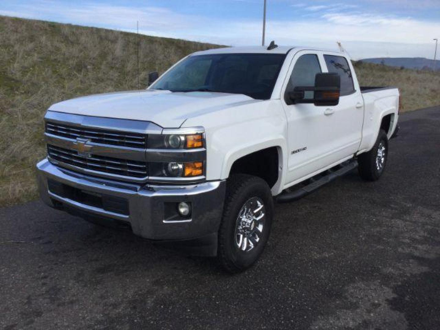 2017 Summit White /Jet Black, cloth Chevrolet Silverado 3500HD LT Crew Cab 4WD (1GC4KZCG9HF) with an 6.0L V8 OHV 16V FFV engine, 6-Speed Automatic transmission, located at 1801 Main Street, Lewiston, 83501, (208) 743-9371, 46.417065, -117.004799 - Photo#0