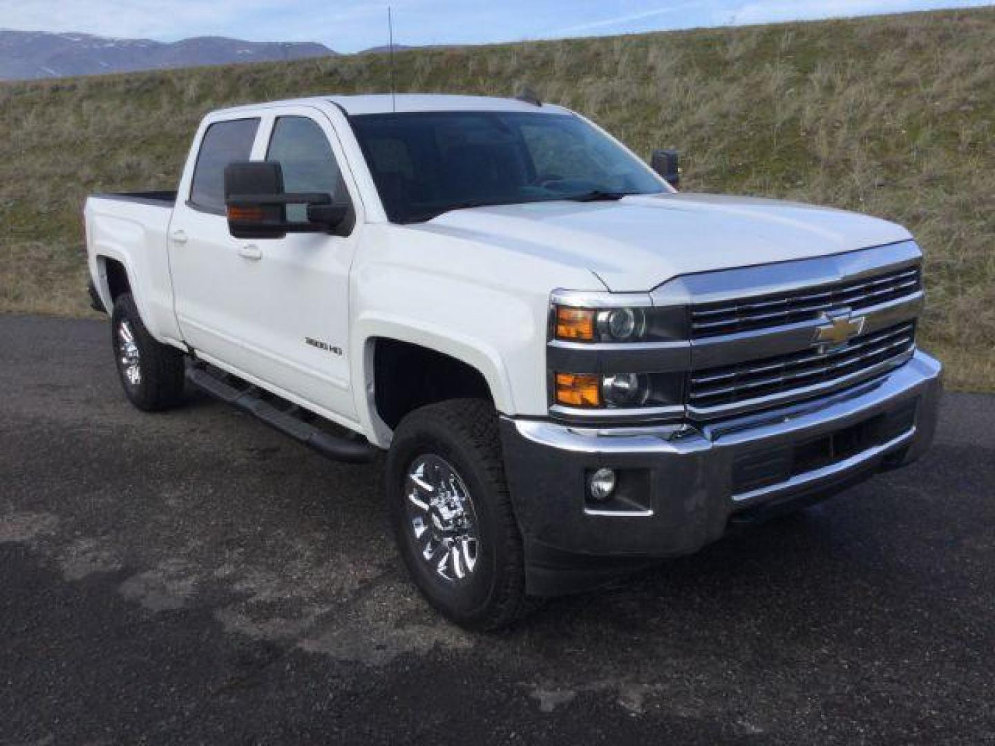 2017 Summit White /Jet Black, cloth Chevrolet Silverado 3500HD LT Crew Cab 4WD (1GC4KZCG9HF) with an 6.0L V8 OHV 16V FFV engine, 6-Speed Automatic transmission, located at 1801 Main Street, Lewiston, 83501, (208) 743-9371, 46.417065, -117.004799 - Photo#13