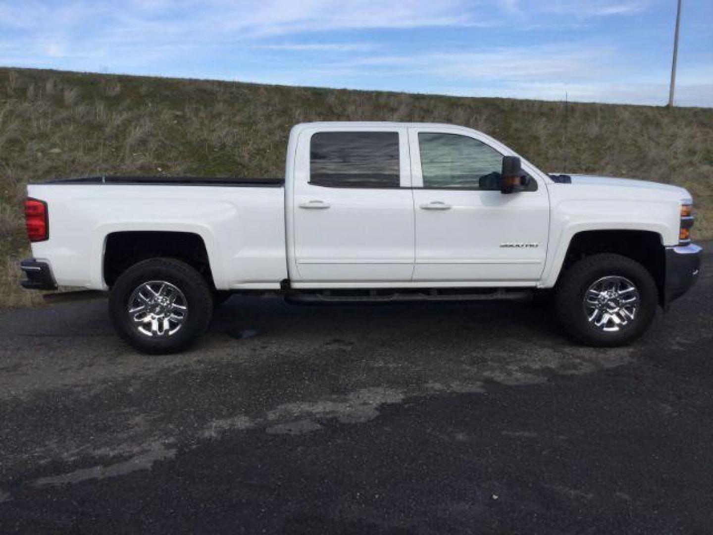 2017 Summit White /Jet Black, cloth Chevrolet Silverado 3500HD LT Crew Cab 4WD (1GC4KZCG9HF) with an 6.0L V8 OHV 16V FFV engine, 6-Speed Automatic transmission, located at 1801 Main Street, Lewiston, 83501, (208) 743-9371, 46.417065, -117.004799 - Photo#14