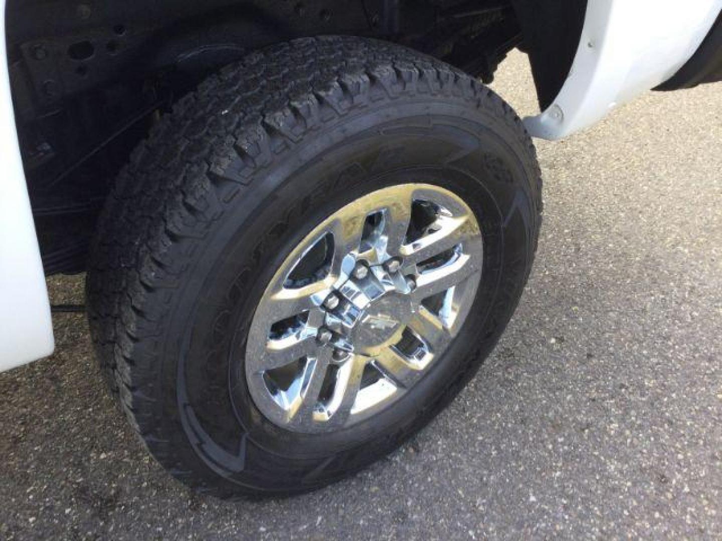 2017 Summit White /Jet Black, cloth Chevrolet Silverado 3500HD LT Crew Cab 4WD (1GC4KZCG9HF) with an 6.0L V8 OHV 16V FFV engine, 6-Speed Automatic transmission, located at 1801 Main Street, Lewiston, 83501, (208) 743-9371, 46.417065, -117.004799 - Photo#16