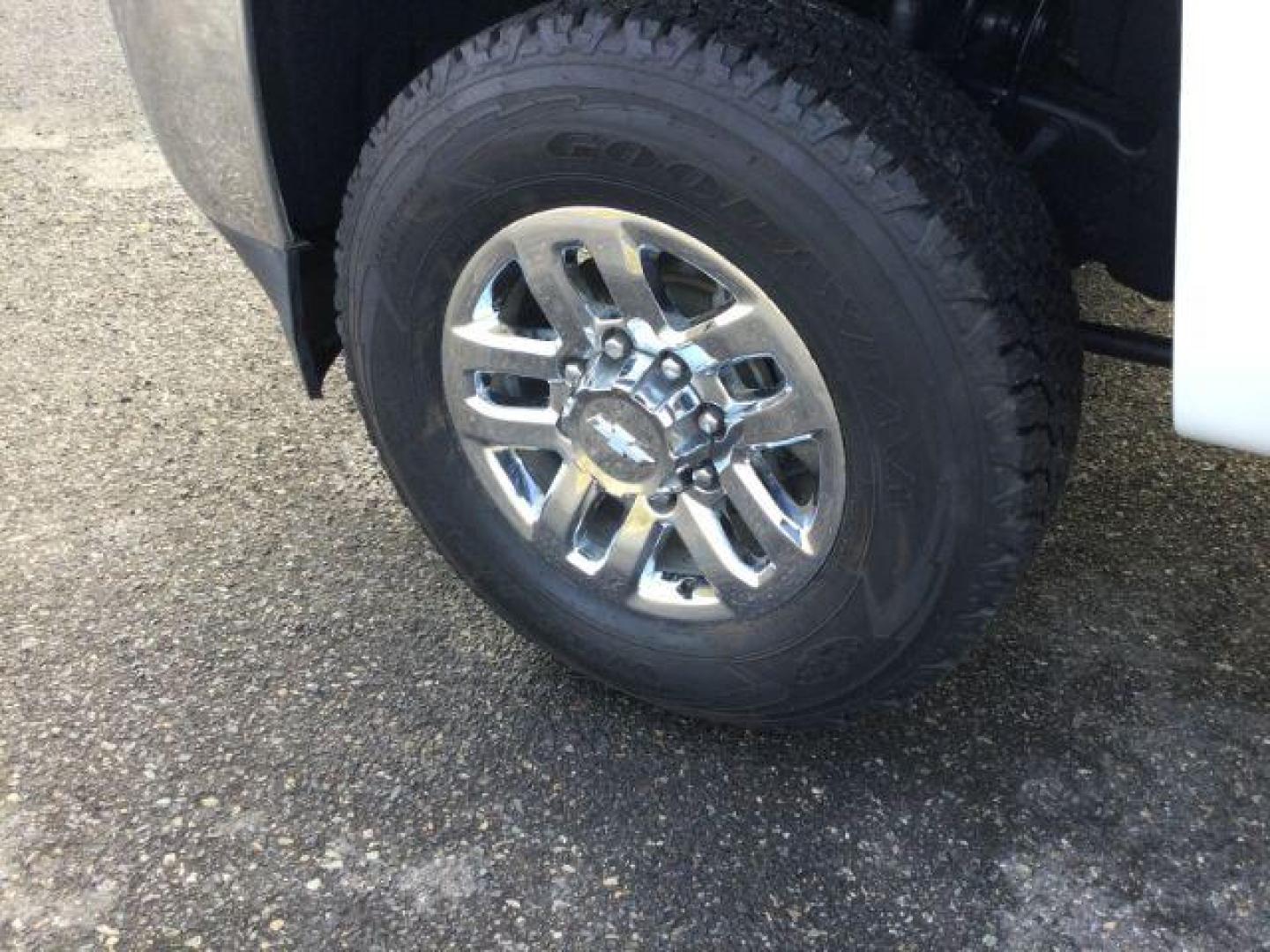 2017 Summit White /Jet Black, cloth Chevrolet Silverado 3500HD LT Crew Cab 4WD (1GC4KZCG9HF) with an 6.0L V8 OHV 16V FFV engine, 6-Speed Automatic transmission, located at 1801 Main Street, Lewiston, 83501, (208) 743-9371, 46.417065, -117.004799 - Photo#17