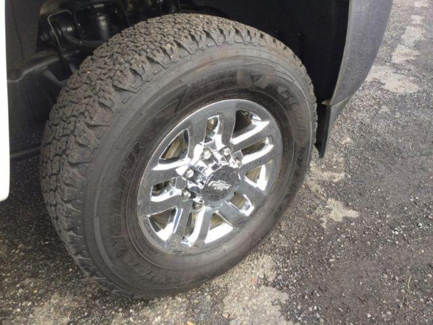 2017 Summit White /Jet Black, cloth Chevrolet Silverado 3500HD LT Crew Cab 4WD (1GC4KZCG9HF) with an 6.0L V8 OHV 16V FFV engine, 6-Speed Automatic transmission, located at 1801 Main Street, Lewiston, 83501, (208) 743-9371, 46.417065, -117.004799 - Photo#18