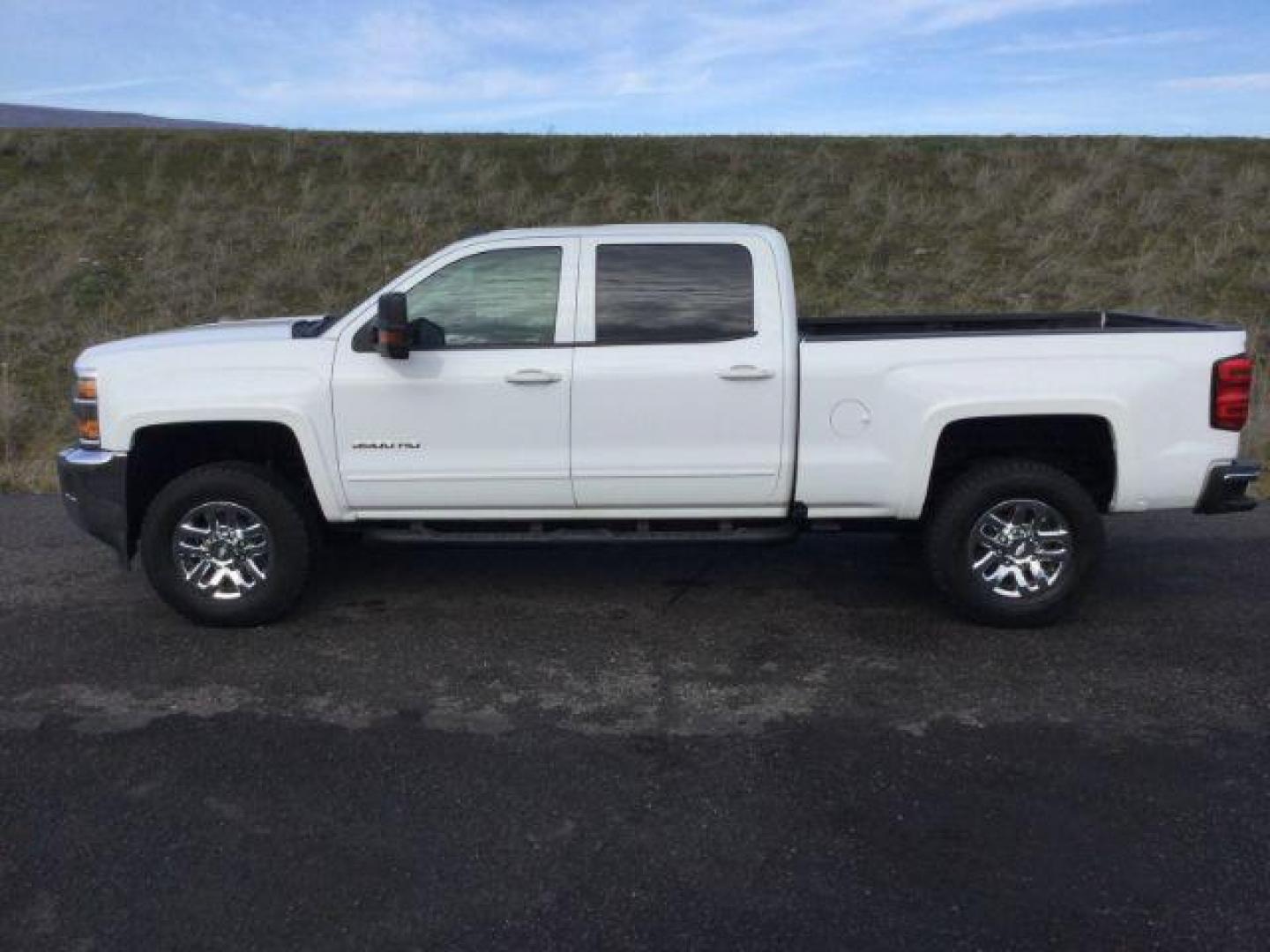 2017 Summit White /Jet Black, cloth Chevrolet Silverado 3500HD LT Crew Cab 4WD (1GC4KZCG9HF) with an 6.0L V8 OHV 16V FFV engine, 6-Speed Automatic transmission, located at 1801 Main Street, Lewiston, 83501, (208) 743-9371, 46.417065, -117.004799 - Photo#1