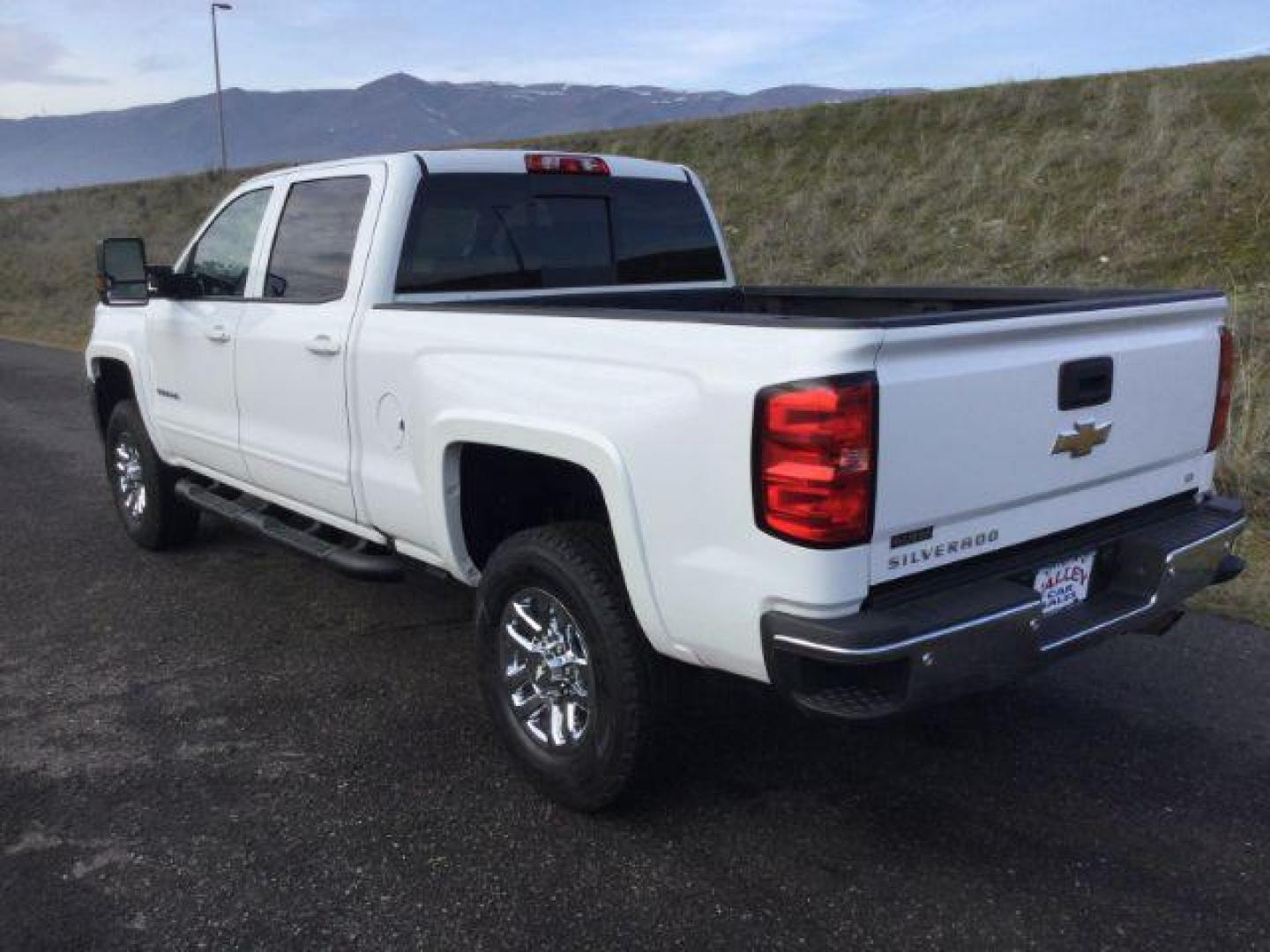 2017 Summit White /Jet Black, cloth Chevrolet Silverado 3500HD LT Crew Cab 4WD (1GC4KZCG9HF) with an 6.0L V8 OHV 16V FFV engine, 6-Speed Automatic transmission, located at 1801 Main Street, Lewiston, 83501, (208) 743-9371, 46.417065, -117.004799 - Photo#2