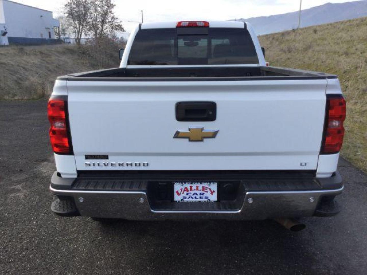 2017 Summit White /Jet Black, cloth Chevrolet Silverado 3500HD LT Crew Cab 4WD (1GC4KZCG9HF) with an 6.0L V8 OHV 16V FFV engine, 6-Speed Automatic transmission, located at 1801 Main Street, Lewiston, 83501, (208) 743-9371, 46.417065, -117.004799 - Photo#6