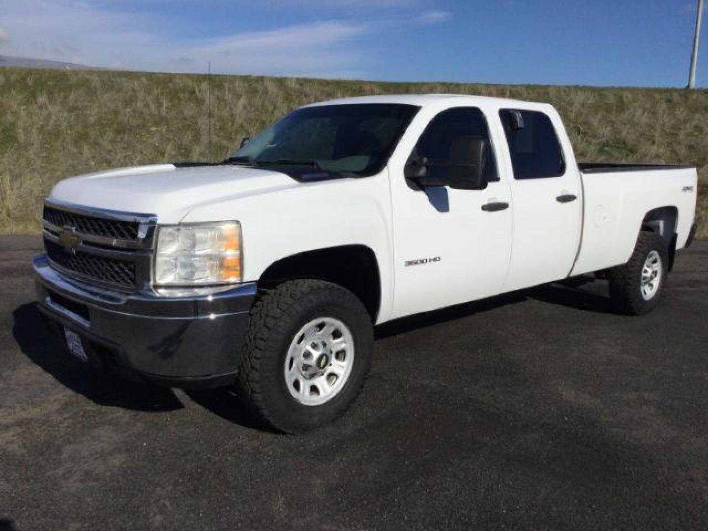 2011 Summit White /BLACK CLOTH Chevrolet Silverado 3500HD Crew Cab Long Box 4WD (1GC4KZC80BF) with an 6.6L V8 OHV 32V TURBO DIESEL engine, 6-Speed Automatic transmission, located at 1801 Main Street, Lewiston, 83501, (208) 743-9371, 46.417065, -117.004799 - Photo#0