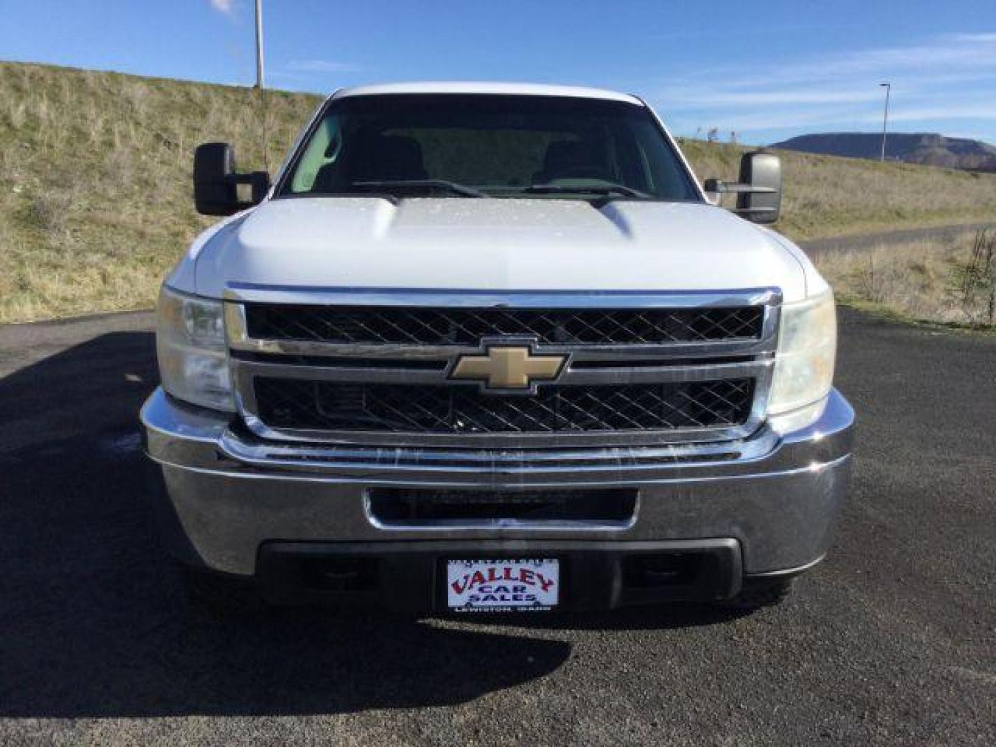 2011 Summit White /BLACK CLOTH Chevrolet Silverado 3500HD Crew Cab Long Box 4WD (1GC4KZC80BF) with an 6.6L V8 OHV 32V TURBO DIESEL engine, 6-Speed Automatic transmission, located at 1801 Main Street, Lewiston, 83501, (208) 743-9371, 46.417065, -117.004799 - Photo#9