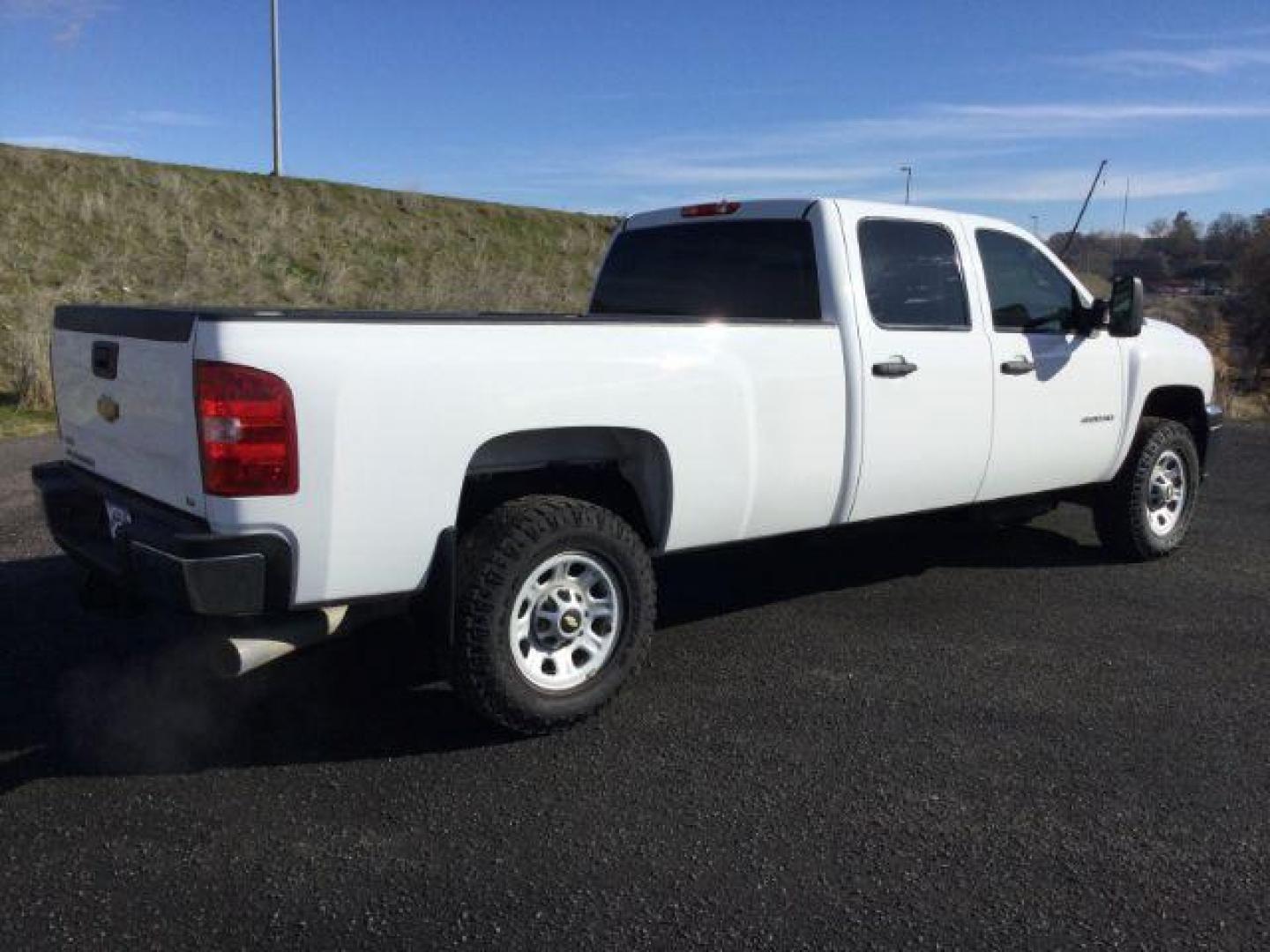 2011 Summit White /BLACK CLOTH Chevrolet Silverado 3500HD Crew Cab Long Box 4WD (1GC4KZC80BF) with an 6.6L V8 OHV 32V TURBO DIESEL engine, 6-Speed Automatic transmission, located at 1801 Main Street, Lewiston, 83501, (208) 743-9371, 46.417065, -117.004799 - Photo#12