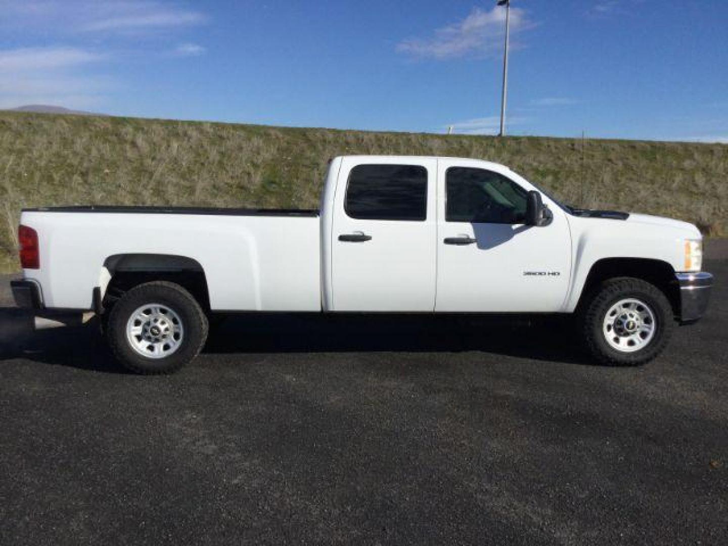 2011 Summit White /BLACK CLOTH Chevrolet Silverado 3500HD Crew Cab Long Box 4WD (1GC4KZC80BF) with an 6.6L V8 OHV 32V TURBO DIESEL engine, 6-Speed Automatic transmission, located at 1801 Main Street, Lewiston, 83501, (208) 743-9371, 46.417065, -117.004799 - Photo#13