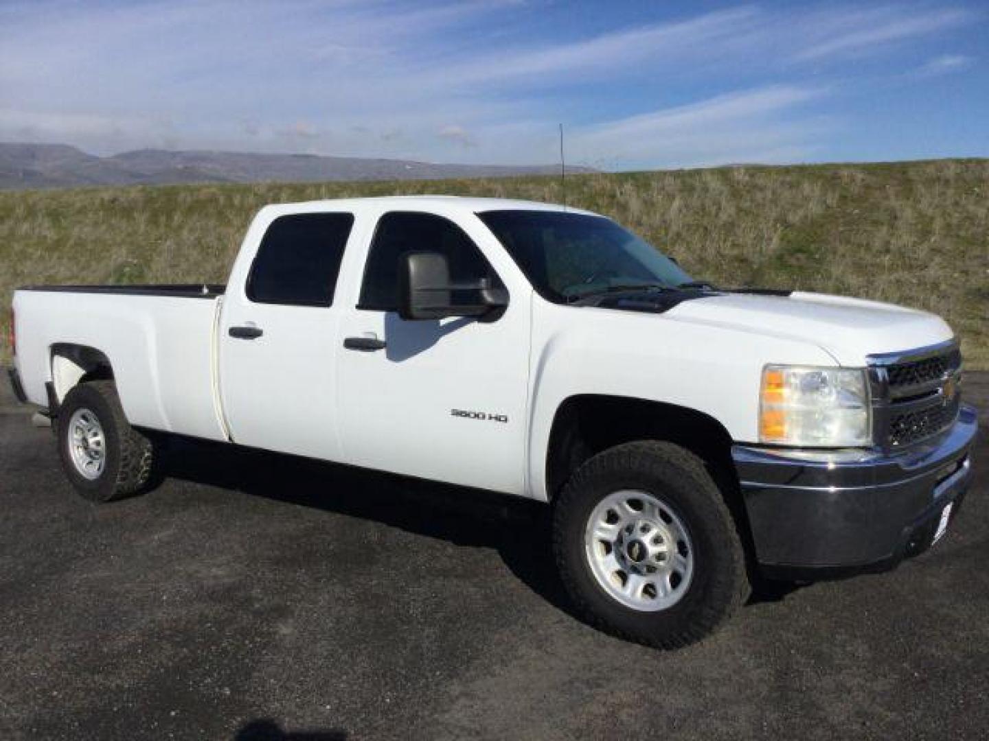 2011 Summit White /BLACK CLOTH Chevrolet Silverado 3500HD Crew Cab Long Box 4WD (1GC4KZC80BF) with an 6.6L V8 OHV 32V TURBO DIESEL engine, 6-Speed Automatic transmission, located at 1801 Main Street, Lewiston, 83501, (208) 743-9371, 46.417065, -117.004799 - Photo#14