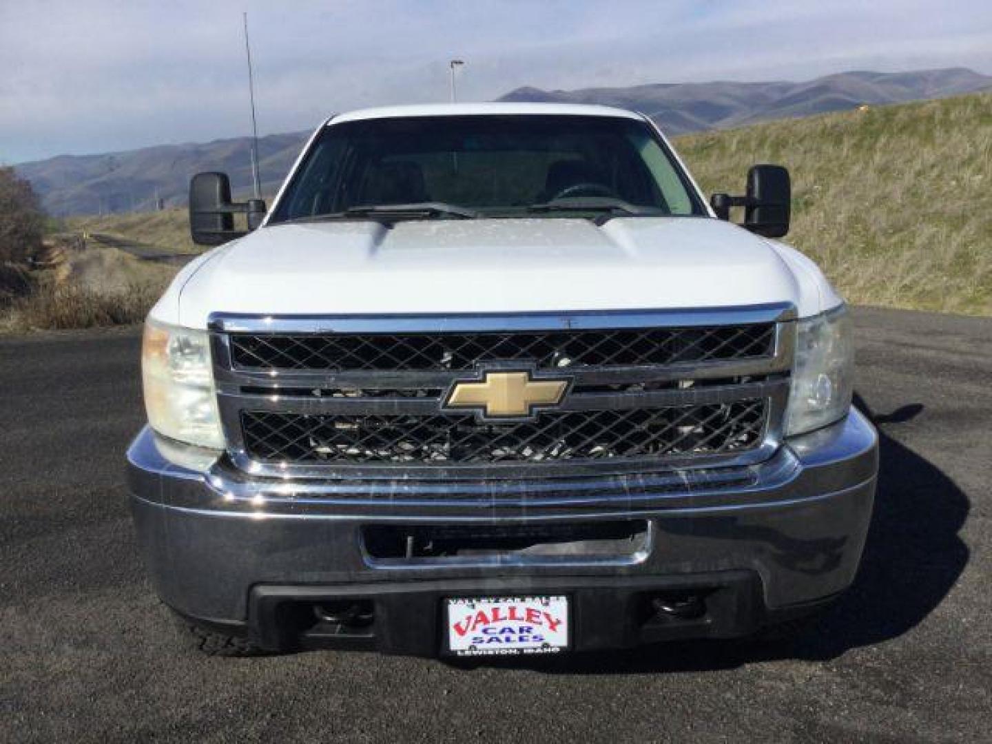 2011 Summit White /BLACK CLOTH Chevrolet Silverado 3500HD Crew Cab Long Box 4WD (1GC4KZC80BF) with an 6.6L V8 OHV 32V TURBO DIESEL engine, 6-Speed Automatic transmission, located at 1801 Main Street, Lewiston, 83501, (208) 743-9371, 46.417065, -117.004799 - Photo#15