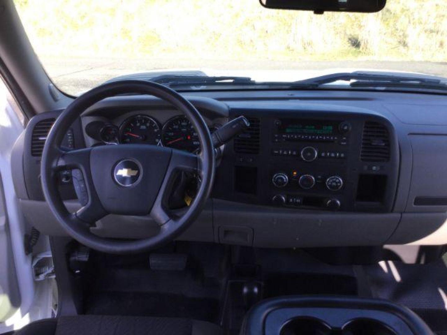 2011 Summit White /BLACK CLOTH Chevrolet Silverado 3500HD Crew Cab Long Box 4WD (1GC4KZC80BF) with an 6.6L V8 OHV 32V TURBO DIESEL engine, 6-Speed Automatic transmission, located at 1801 Main Street, Lewiston, 83501, (208) 743-9371, 46.417065, -117.004799 - Photo#18