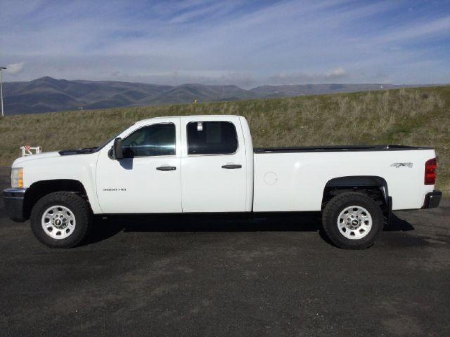 2011 Summit White /BLACK CLOTH Chevrolet Silverado 3500HD Crew Cab Long Box 4WD (1GC4KZC80BF) with an 6.6L V8 OHV 32V TURBO DIESEL engine, 6-Speed Automatic transmission, located at 1801 Main Street, Lewiston, 83501, (208) 743-9371, 46.417065, -117.004799 - Photo#1