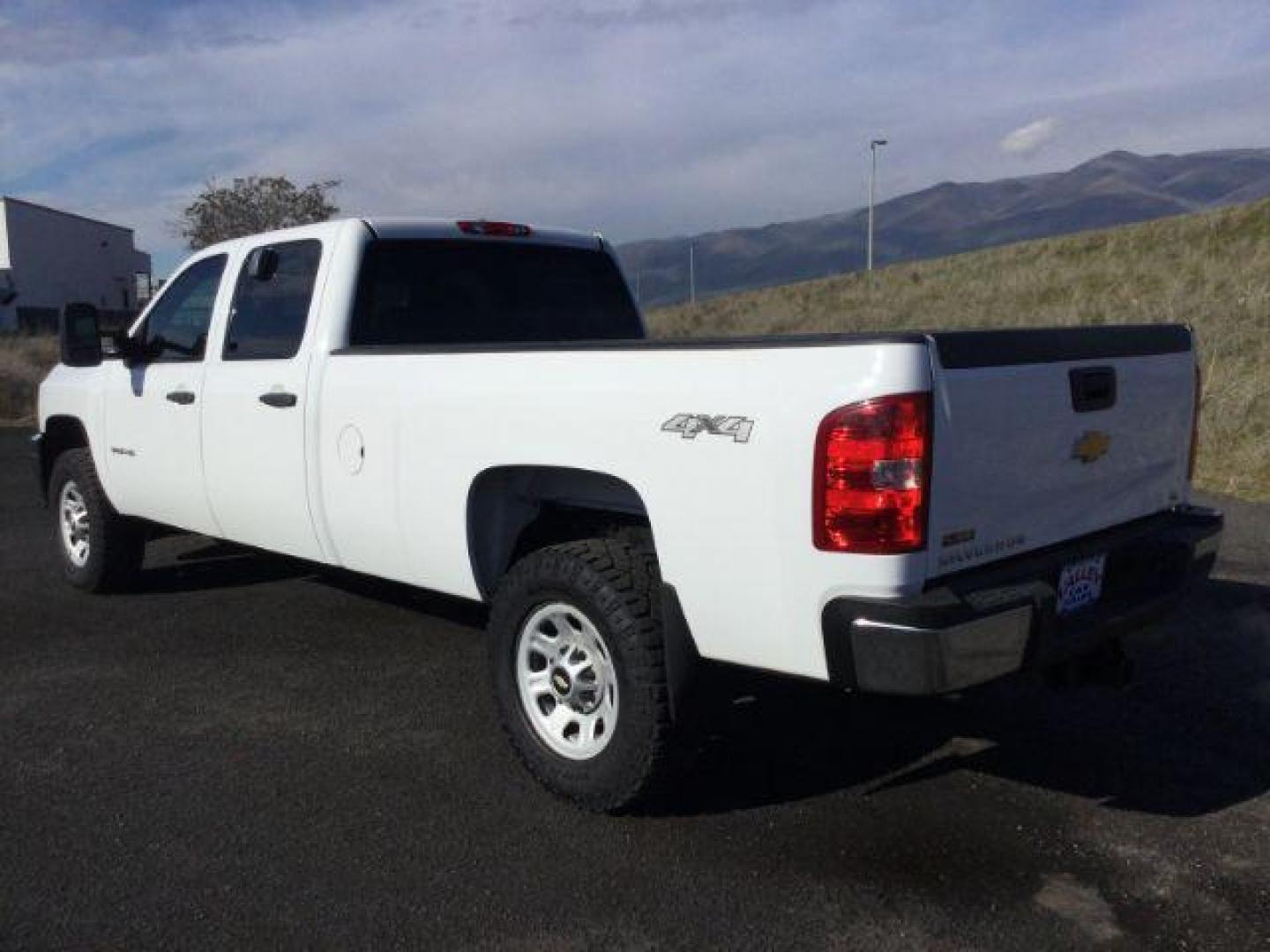 2011 Summit White /BLACK CLOTH Chevrolet Silverado 3500HD Crew Cab Long Box 4WD (1GC4KZC80BF) with an 6.6L V8 OHV 32V TURBO DIESEL engine, 6-Speed Automatic transmission, located at 1801 Main Street, Lewiston, 83501, (208) 743-9371, 46.417065, -117.004799 - Photo#2