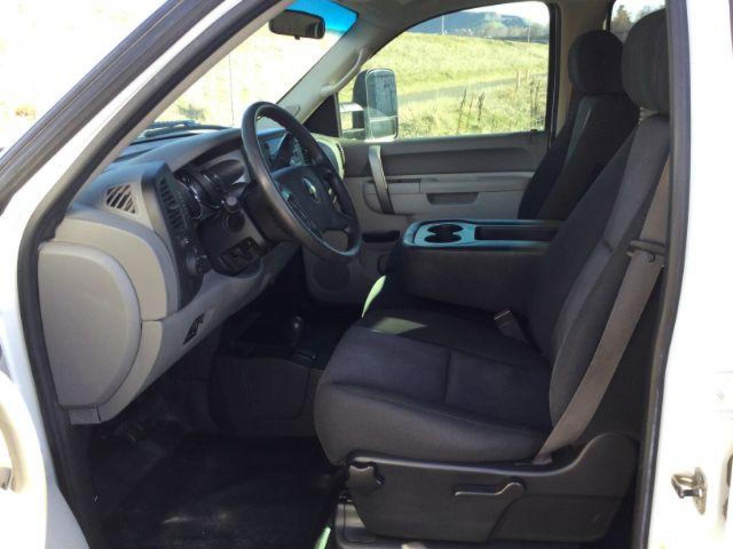 2011 Summit White /BLACK CLOTH Chevrolet Silverado 3500HD Crew Cab Long Box 4WD (1GC4KZC80BF) with an 6.6L V8 OHV 32V TURBO DIESEL engine, 6-Speed Automatic transmission, located at 1801 Main Street, Lewiston, 83501, (208) 743-9371, 46.417065, -117.004799 - Photo#3