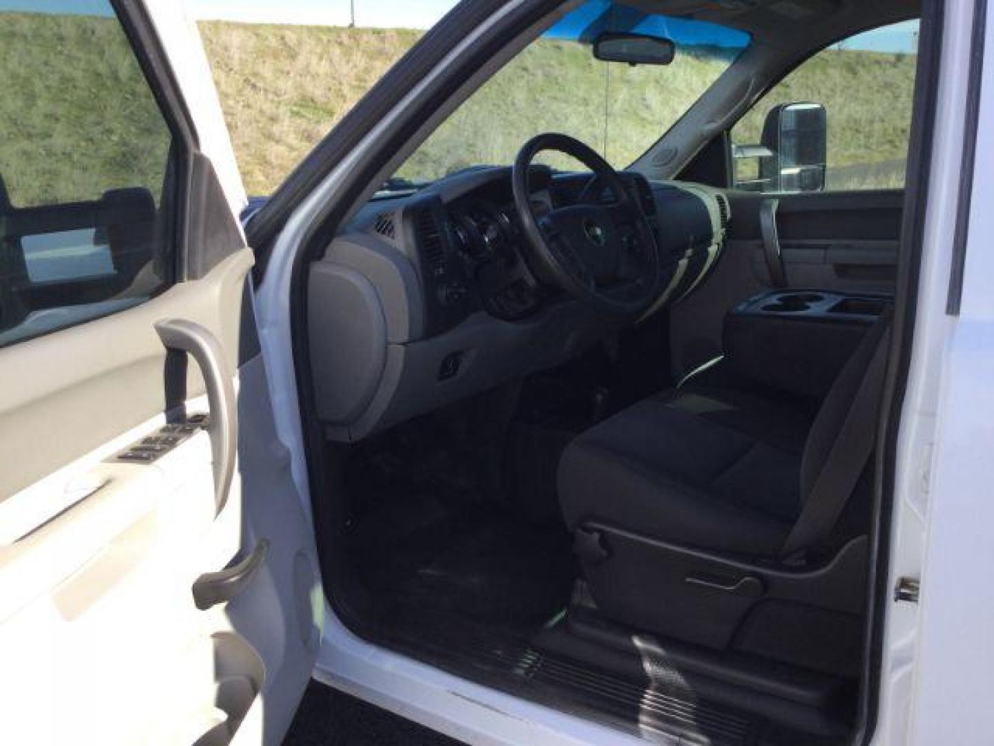 2011 Summit White /BLACK CLOTH Chevrolet Silverado 3500HD Crew Cab Long Box 4WD (1GC4KZC80BF) with an 6.6L V8 OHV 32V TURBO DIESEL engine, 6-Speed Automatic transmission, located at 1801 Main Street, Lewiston, 83501, (208) 743-9371, 46.417065, -117.004799 - Photo#4