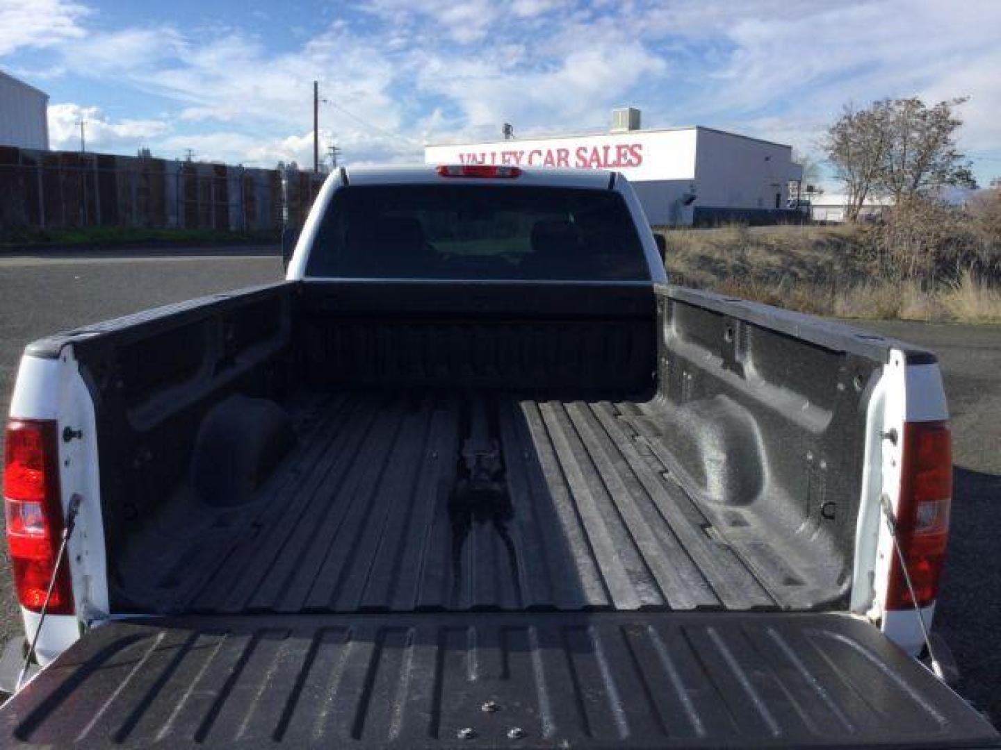 2011 Summit White /BLACK CLOTH Chevrolet Silverado 3500HD Crew Cab Long Box 4WD (1GC4KZC80BF) with an 6.6L V8 OHV 32V TURBO DIESEL engine, 6-Speed Automatic transmission, located at 1801 Main Street, Lewiston, 83501, (208) 743-9371, 46.417065, -117.004799 - Photo#6