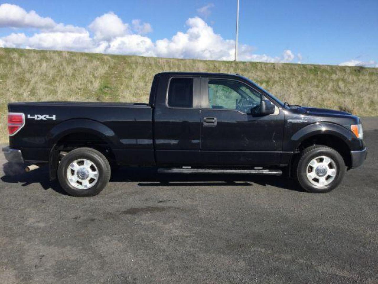 2012 Tuxedo Black Metallic /Steel Gray Cloth Interior Ford F-150 XLT SuperCab 6.5-ft. Bed 4WD (1FTFX1EF5CF) with an 5.0L V8 engine, 6-Speed Automatic transmission, located at 1801 Main Street, Lewiston, 83501, (208) 743-9371, 46.417065, -117.004799 - Photo#14