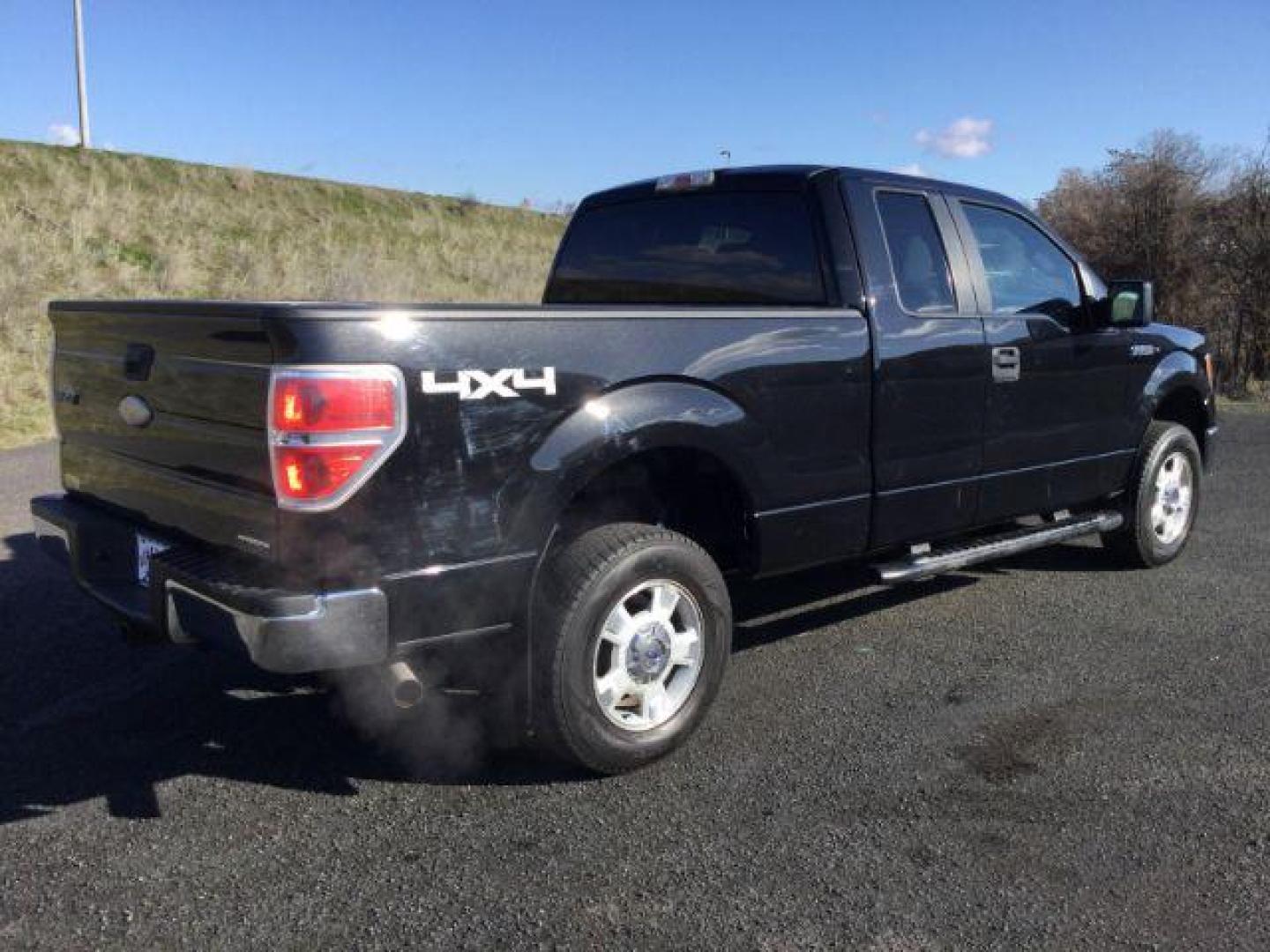 2012 Tuxedo Black Metallic /Steel Gray Cloth Interior Ford F-150 XLT SuperCab 6.5-ft. Bed 4WD (1FTFX1EF5CF) with an 5.0L V8 engine, 6-Speed Automatic transmission, located at 1801 Main Street, Lewiston, 83501, (208) 743-9371, 46.417065, -117.004799 - Photo#15