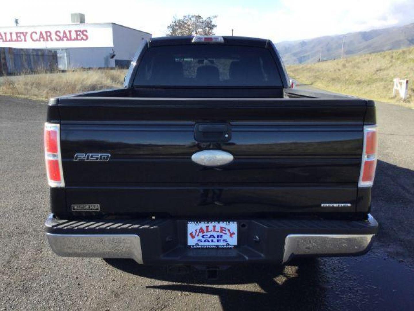 2012 Tuxedo Black Metallic /Steel Gray Cloth Interior Ford F-150 XLT SuperCab 6.5-ft. Bed 4WD (1FTFX1EF5CF) with an 5.0L V8 engine, 6-Speed Automatic transmission, located at 1801 Main Street, Lewiston, 83501, (208) 743-9371, 46.417065, -117.004799 - Photo#5