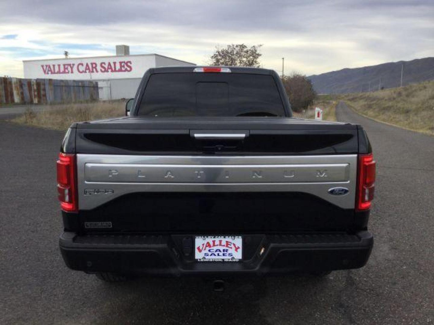 2017 Shadow Black /Black, premium leather Ford F-150 Platinum SuperCrew 6.5-ft. Bed 4WD (1FTFW1EG7HF) with an 3.5 V6 engine, 6-Speed Automatic transmission, located at 1801 Main Street, Lewiston, 83501, (208) 743-9371, 46.417065, -117.004799 - Photo#7