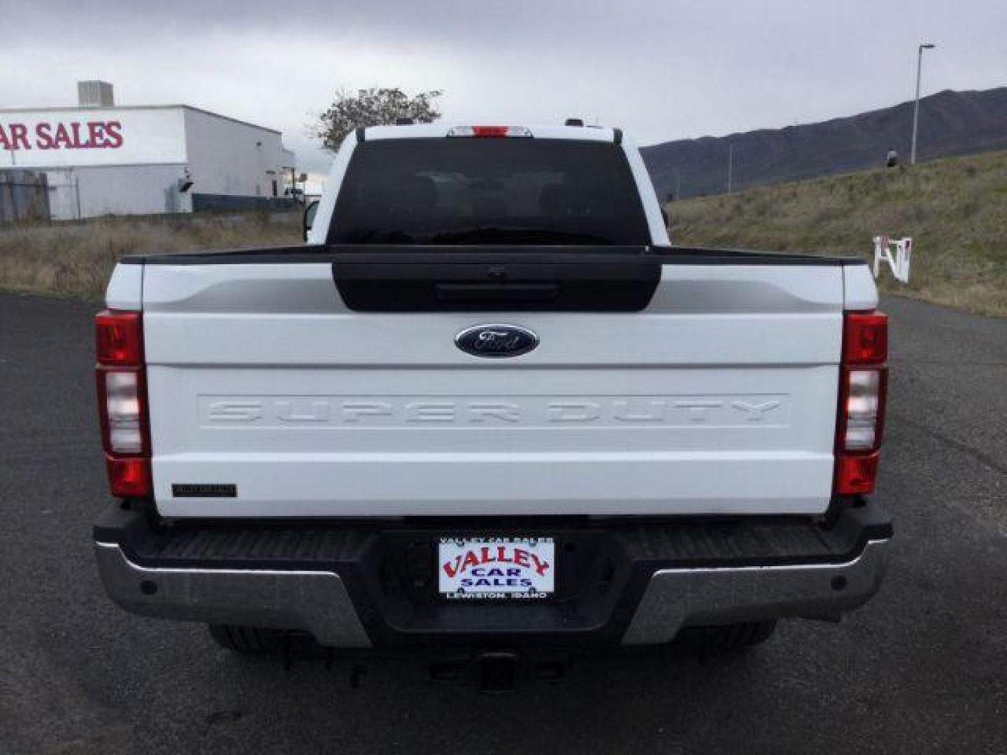 2020 Oxford White /Medium Earth Gray, cloth Ford F-350 SD XLT Crew Cab Long Bed 4WD (1FT8W3BT4LE) with an 6.7L V8 OHV 16V DIESEL engine, 10-speed automatic transmission, located at 1801 Main Street, Lewiston, 83501, (208) 743-9371, 46.417065, -117.004799 - Photo#7