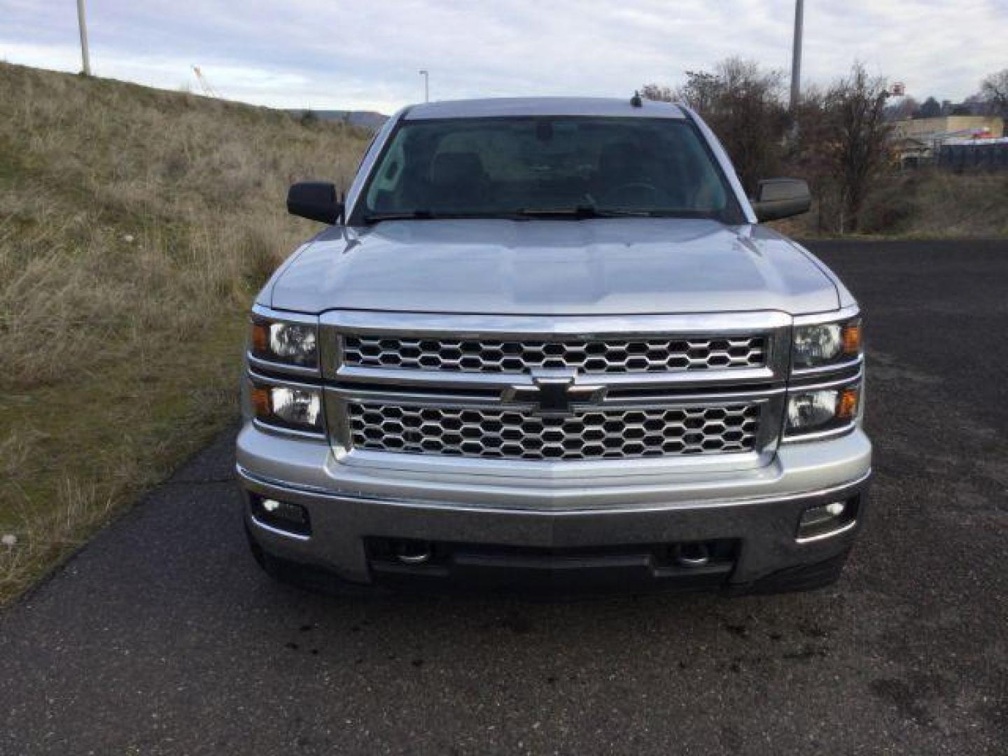 2014 Silver Ice Metallic /Jet Black Chevrolet Silverado 1500 1LT Crew Cab 4WD (3GCUKREC7EG) with an 5.3L V8 OHV 16V engine, 6-Speed Automatic transmission, located at 1801 Main Street, Lewiston, 83501, (208) 743-9371, 46.417065, -117.004799 - Photo#9